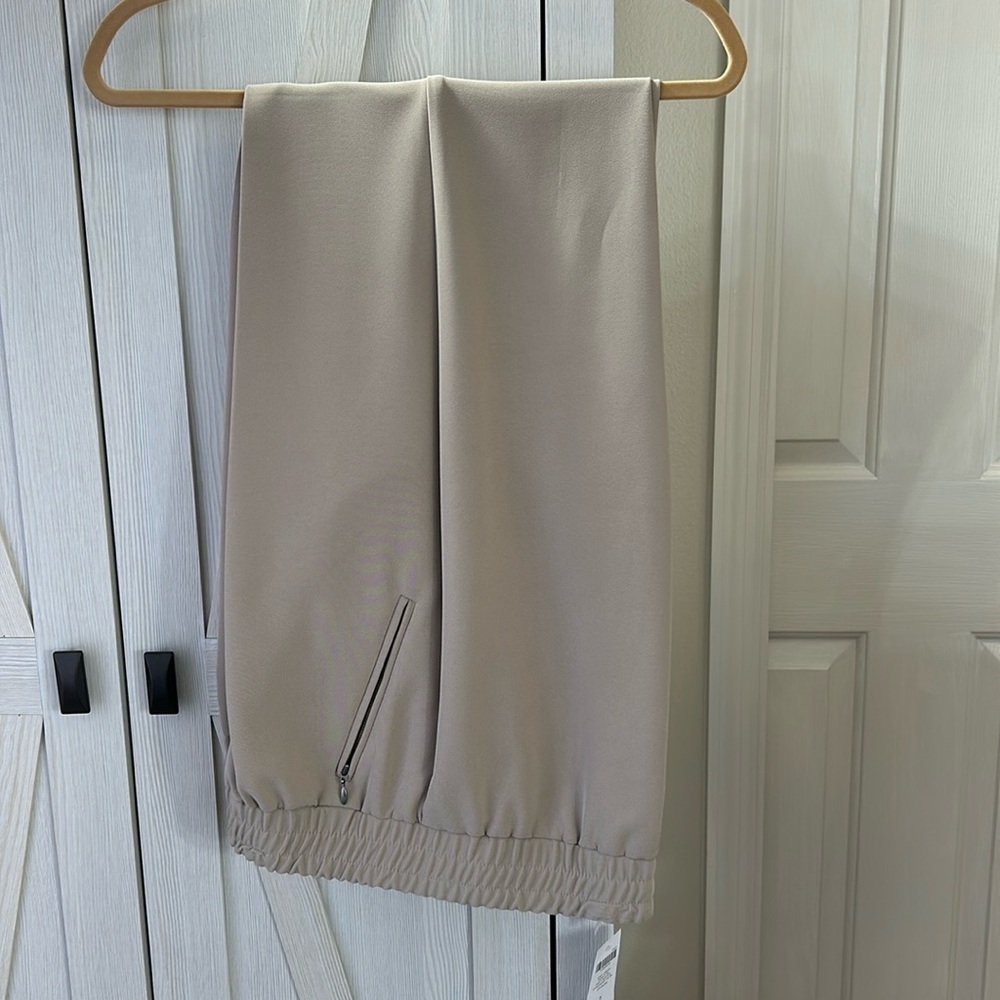 Chicos NWT Taupe Elastic Waist Zipper Pocket Easy Drape Pant Sz 2